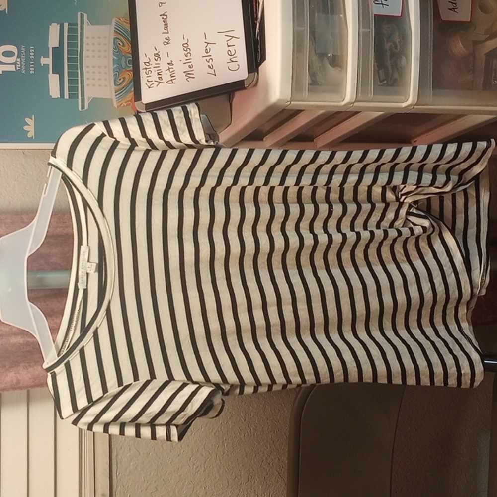 Small Woman's Green Envelope, Los Angeles Woman's top